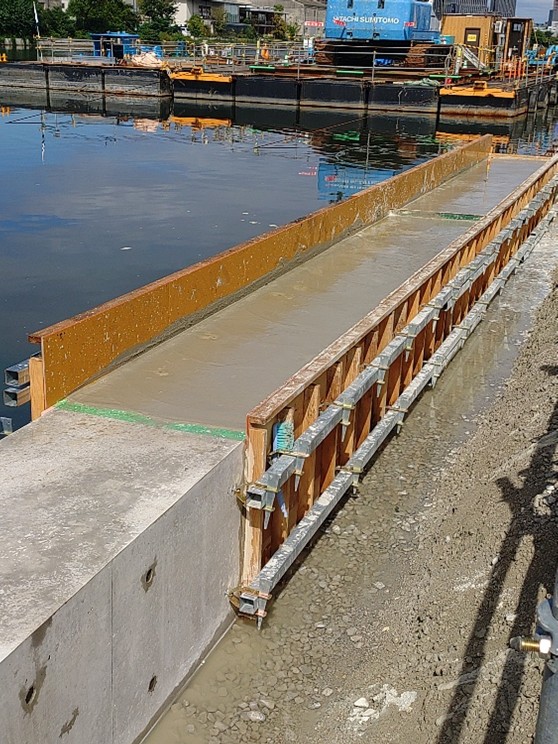 護岸補修工事の様子