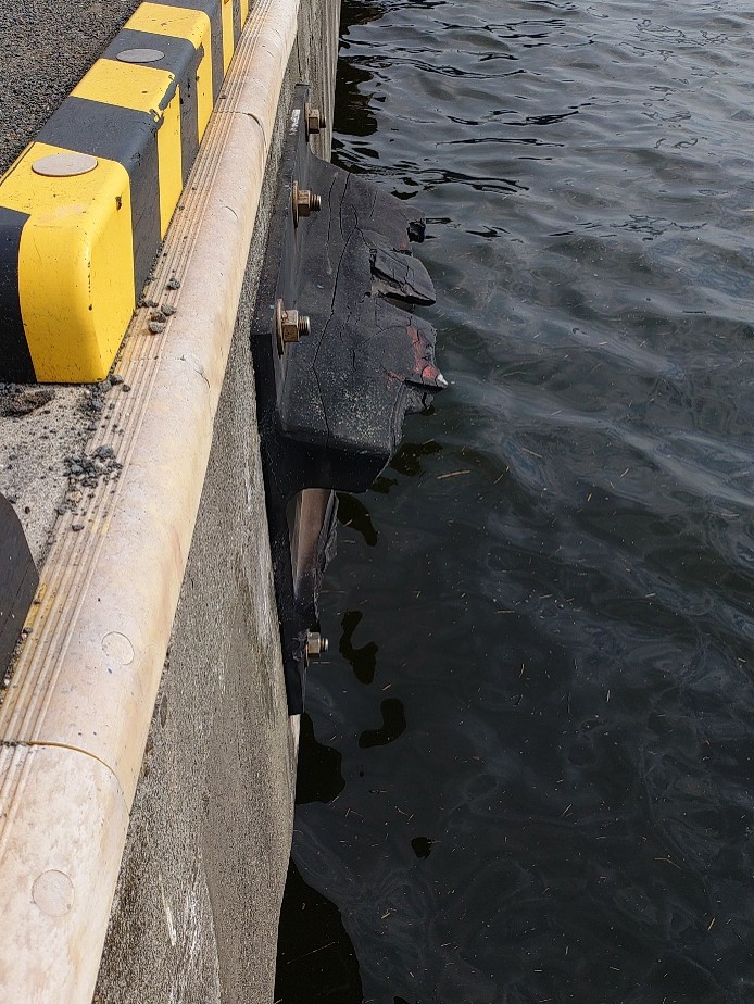 防舷材取替工事の様子